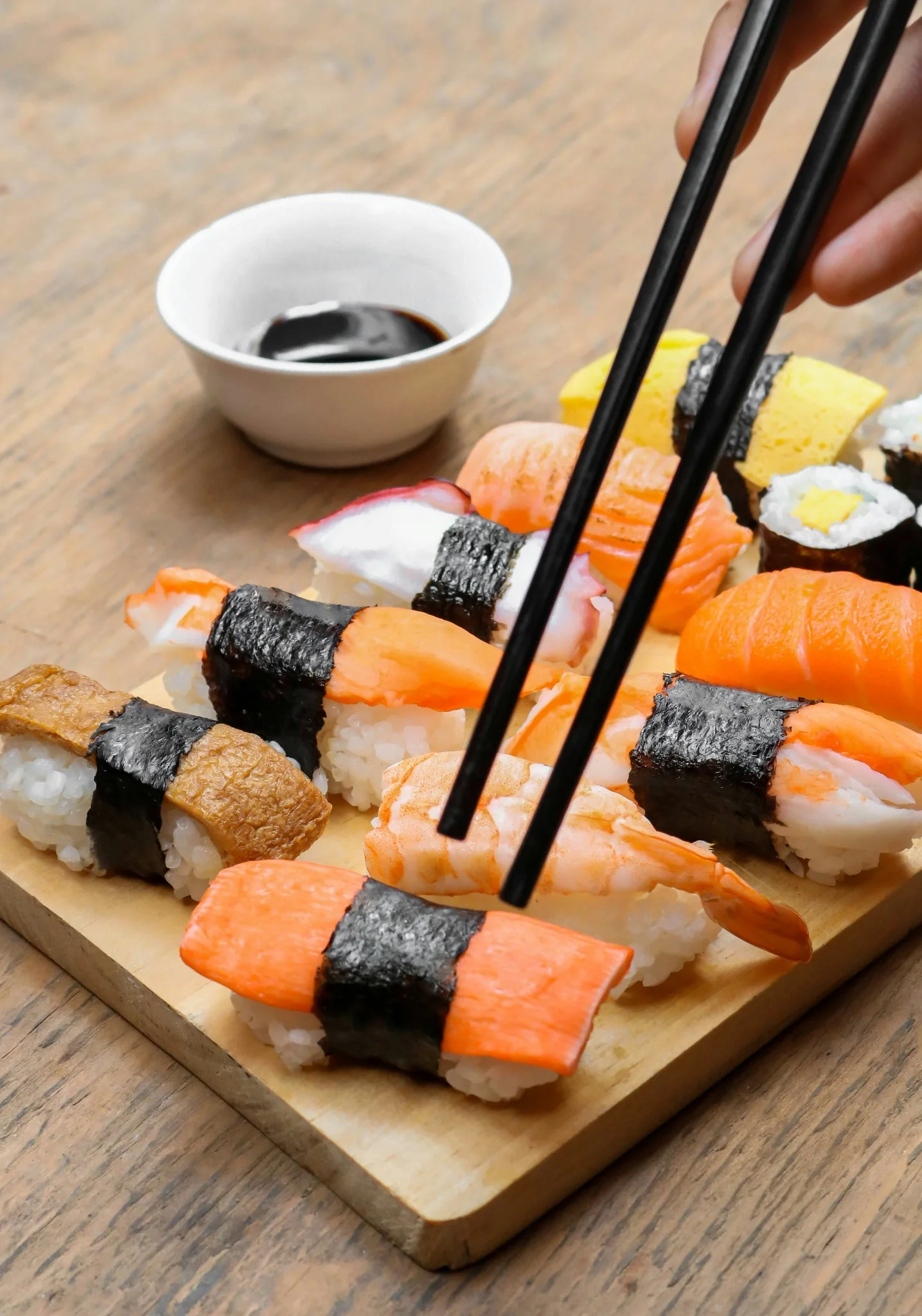 Ποικιλία nigiri σε ξύλινη επιφάνεια