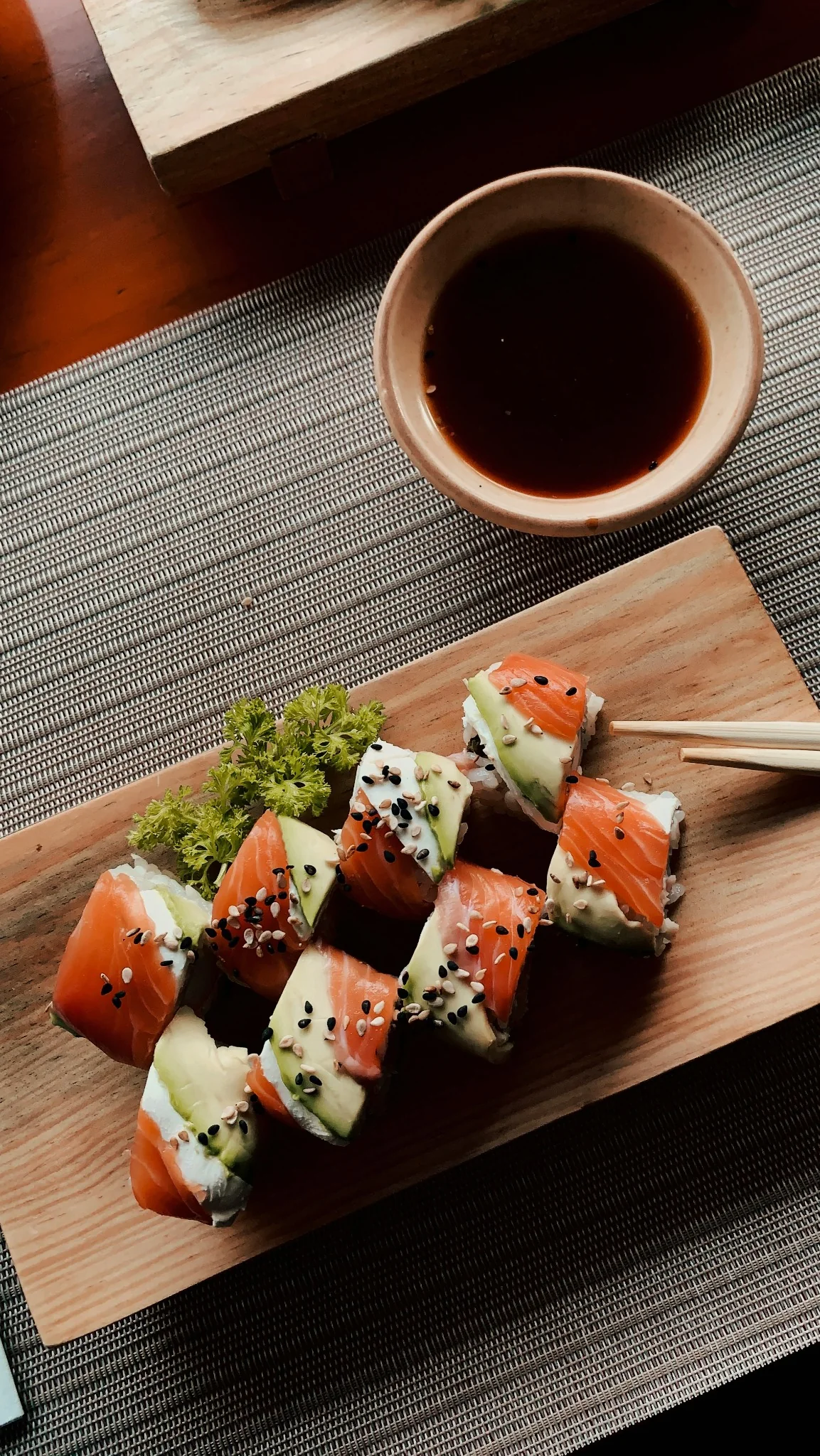 Sushi rolls με σολομό και αβοκάντο