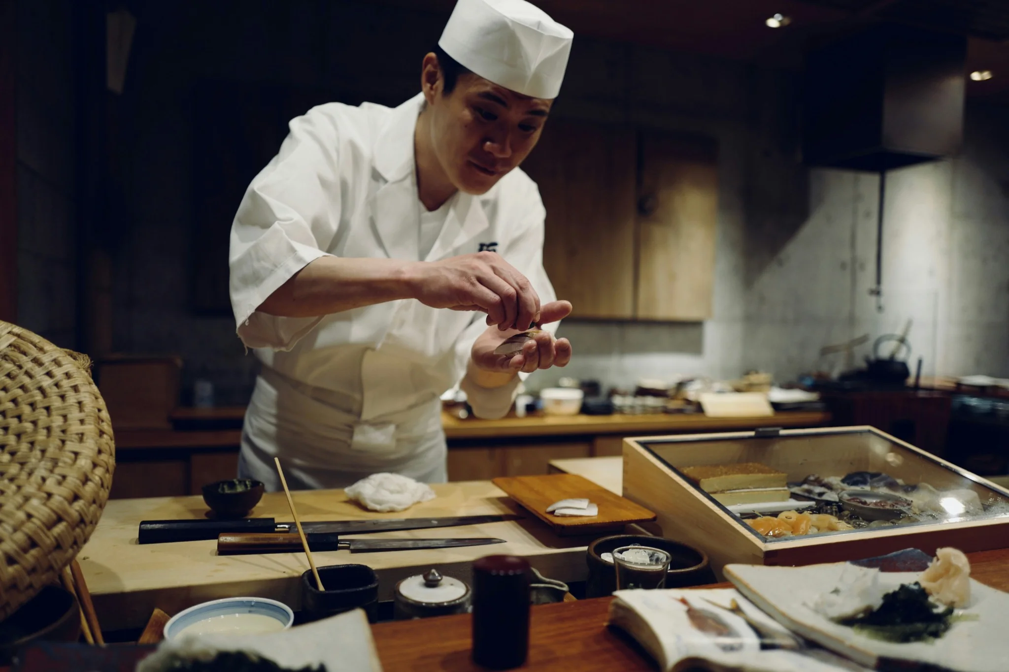 Sushi chef κατά την προετοιμασία