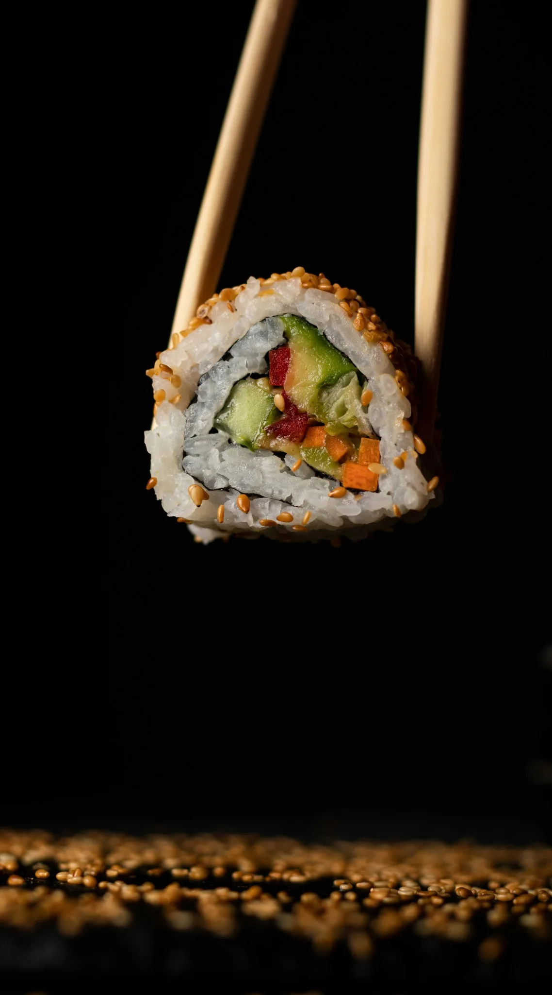 Sushi roll ανάμεσα σε chopsticks